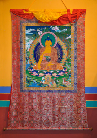 Будда высотой 2-3 фута с небесным пейзажем из шелковой парчи (размер удваивается с шелковой оправой)